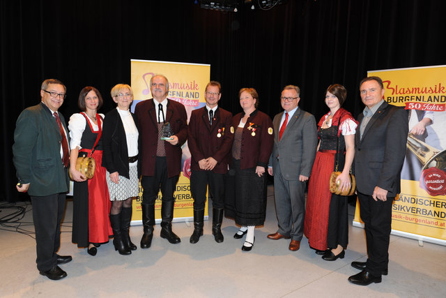 Vertreter des 1. Bgld. MV Heimatklänge Loipersbach nahmen den Ehrenpreis von LH Hans Niessl entgegen. | Foto: BLMS