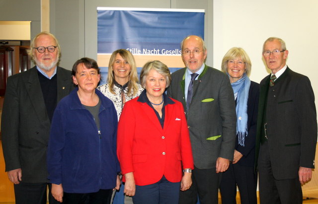 Der neue Vorstand der Stille Nacht Gesellschaft mit Sitz in Oberndorf, v. li.: Vizepräsident Josef Standl (Oberndorf), Irmgard Delpos (Schriftführerin-Stv., Salzburg), Renate Schaffenberger (Schriftführerin, Seekirchen), Vizepräsidentin Renate Ebeling-Winkler (Schörfling), Präsident Michael Neureiter (Bad Vigaun), Christa Pritz (Finanzreferent-Stv., Mariapfarr) und Andreas Kinzl (Finanzreferent, Oberndorf). | Foto: SNG/Renzl