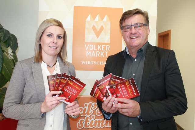 WZV-Geschäftsührerin Nicole Malle und Obmann Karl Kräuter mit den neuen Gutscheinheften