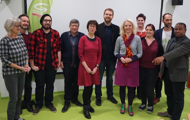 Neuer Vorstand der Grünen Linz-Land: Maria Oberlik (Ansfelden), Herbert Raab (Piberbach), Amel Softic (Enns), Johann Katstaller (Leonding) mit Grüner Bezirkssprecherin Karin Chalupar (Neuhofen/Krems), Lukas Linemayr (Leonding), Petra Gruber (St. Florian), Andrea Mayrwöger (Hörsching), Nadine Walter (Ansfelden), Rudolf Pichler (Leonding) und Ike Okafor (Asten). (v.l.) | Foto: Die Grünen Linz-Land
