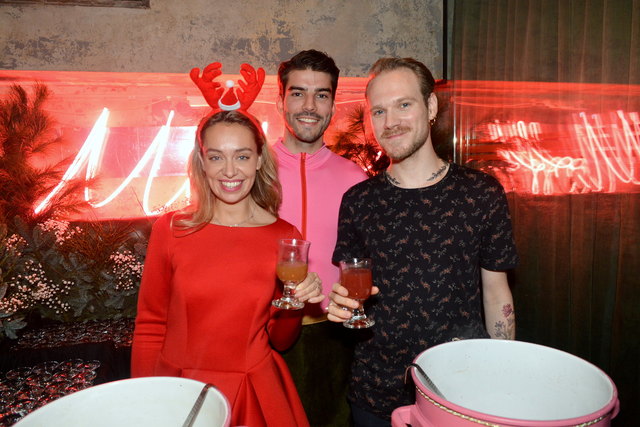 Promis schenken Punsch für den guten Zweck aus.