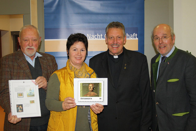 Bei der Präsentation der Stille-Nacht-Briefmarke 2016 in Mariapfarr: Rudolf Galler (Österreichischer Philatelistenverein St. Gabriel), Anita Renzl (Stille Nacht Gesellschaft), Pfarrer Bernhard Rohrmoser und Präsident Michael Neureiter. | Foto: SNG/Schaffenberger