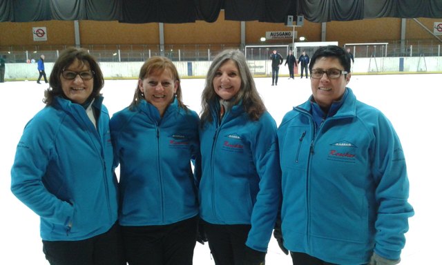 Die Damen des Eisstockvereines Hotel GH Stoff Ladies sind mit viel Spaß bei der Sache