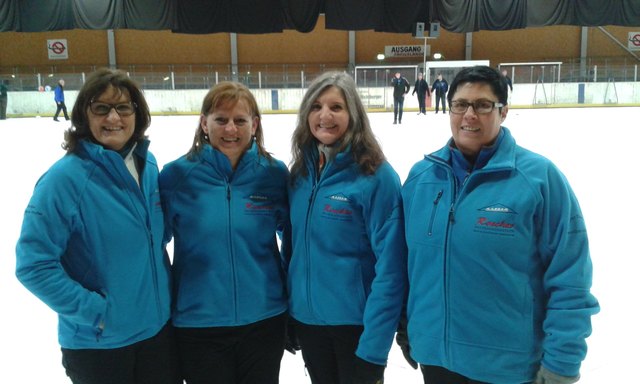 Die Damen des Eisstockvereines Hotel GH Stoff Ladies sind mit viel Spaß bei der Sache | Foto: KK