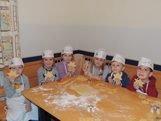 Duftende Keksbäckerei: Die stolzen Jungbäcker des Kindergartens Hatzendorf mit ihren leckeren Sternen. | Foto: WOCHE
