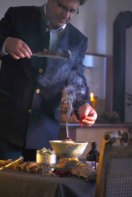 Fritz Kaindlstorfer beim Räuchern | Foto: Marienschwestern vom Karmel