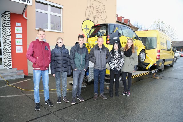 Mutige SchülerInnen bei der Übung im Überschlagssimulator des ÖAMTC. | Foto: KK