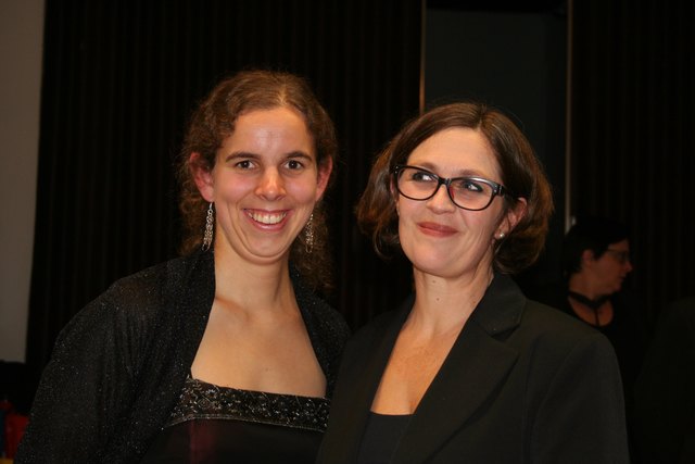Solistin Ines Schüttengruber und Dirigentin Judith McGregor.