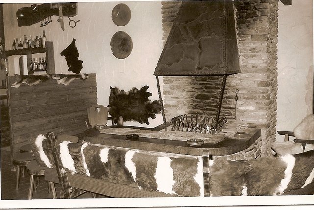 Den offene Kamin in der Tenne gibt es heute nicht mehr – ansonsten hat sich das Lokal seit der Eröffnung 1967 kaum verändert. | Foto: Fischbacher