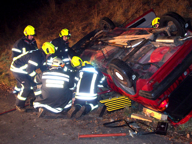 Feuerwehrmitglieder der FF Waidhofen bei der Bergung des Unfalllenkers. | Foto: Foto: www.ffwaidhofen.at