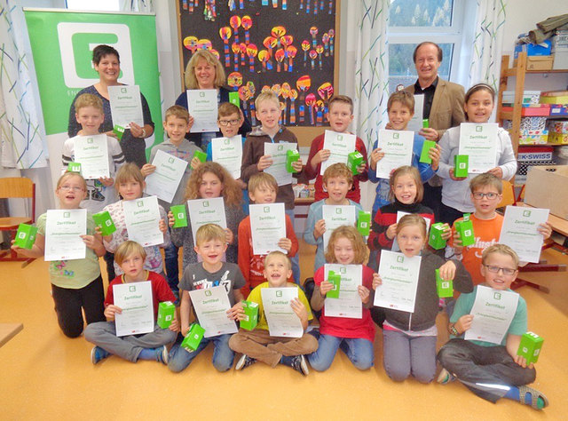 Mit großem Stolz und viel Freude zeigten die Schüler beim Erinnerungsfoto ihre wertvollen Energieschlaumeier-Zertifikate.