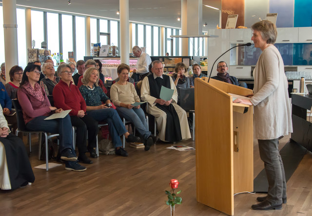 Was mache ich, wenn mir jemand übel zugespielt hat? Kann Verzeihung gelingen?Zwei namhafte Persönlichkeiten referierten in Schlierbach über diese Thematik Ist es möglich, zu verzeihen? Ist es möglich, von den Verletzungen Schritt für Schritt loszulassen und im Hier und Jetzt zu leben? Mit diesen Fragen beschäftigten sich zwei namhafte Persönlichkeiten am „Tag der Barmherzigkeit“ im Stift Schlierbach. Die Verantwortlichen des Dekanates Windischgarsten luden zum Abschluss des Jahres der Barmherzigkeit zu V