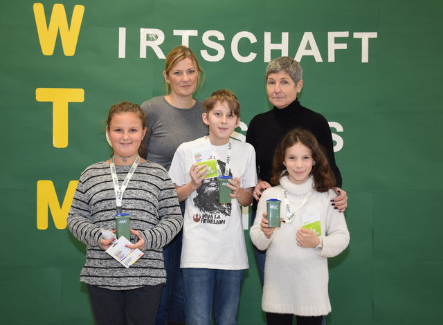Abfallberaterin Daniela Jordan (links) und Direktorin Elisabeth Leitner mit den SiegerInnen des Abfall-Rätsels aus den 1. Klassen Jasmina, Niclas und Azra. | Foto: Gemeinde/Garaus