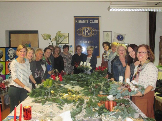 Mistelsträuße und Adventkränze wurden im K&K-Café "produziert". | Foto: KK