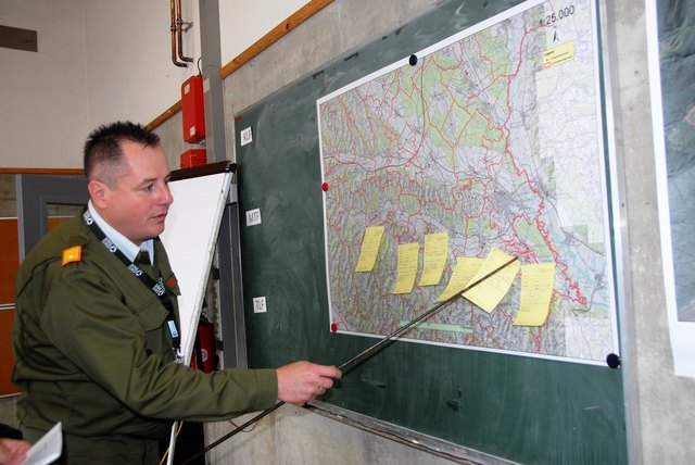KHD- Kommandant Adolf Stürzer zeigt die einzeln Einsatzszenarien dieser Übung in der Gemeinde Loipersdorf
