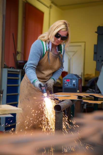 Marianne Wechselberger schleift an Metallkreationen ihrer Produktlinie "METALL4YOU" in der Schmiede Wechselberger. | Foto: Freisinger