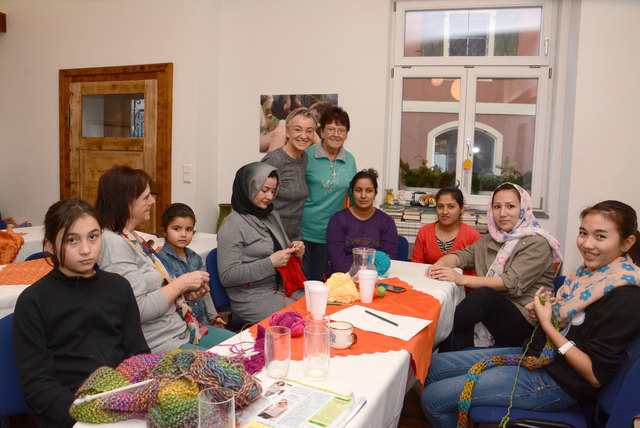Asylwerberinnen häkeln und stricken im Rahmen der Initiative "WIR für UNS".