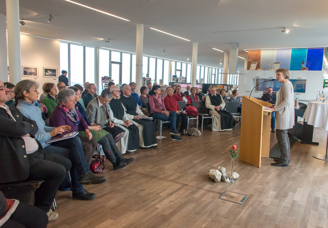 Was mache ich, wenn mir jemand übel zugespielt hat? Kann Verzeihung gelingen?Zwei namhafte Persönlichkeiten referierten in Schlierbach über diese Thematik Ist es möglich, zu verzeihen? Ist es möglich, von den Verletzungen Schritt für Schritt loszulassen und im Hier und Jetzt zu leben? Mit diesen Fragen beschäftigten sich zwei namhafte Persönlichkeiten am „Tag der Barmherzigkeit“ im Stift Schlierbach. Die Verantwortlichen des Dekanates Windischgarsten luden zum Abschluss des Jahres der Barmherzigkeit zu V