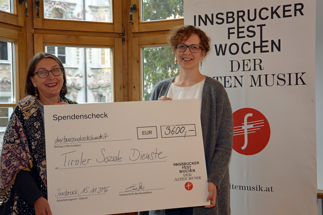 Festwochen-Betriebsdirektorin Eva-Maria Sens (rechts) überreicht Soziallandesrätin Christine Baur den symbolischen Spendenscheck für die Musiktherapie traumatisierter Kinder. | Foto: Reichkendler