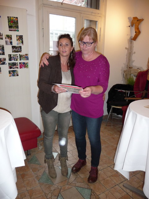 Gaby Spitzer und Angelika Klammer (v.l.), Mitarbeiterinnen im Wendepunkt, bedankten sich bei Renate Schmidt.