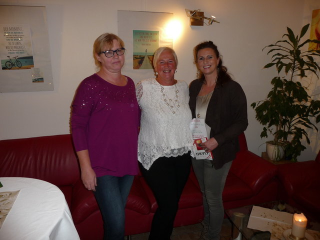 Renate Schmidt (Mitte) feierte mit ihren Mitarbeiterinnen Angelika Klammer (l.), Gaby Spitzer und vielen Gästen das zehnjährige Bestehen der Tagesstätte "Wendepunkt" in Leoben.