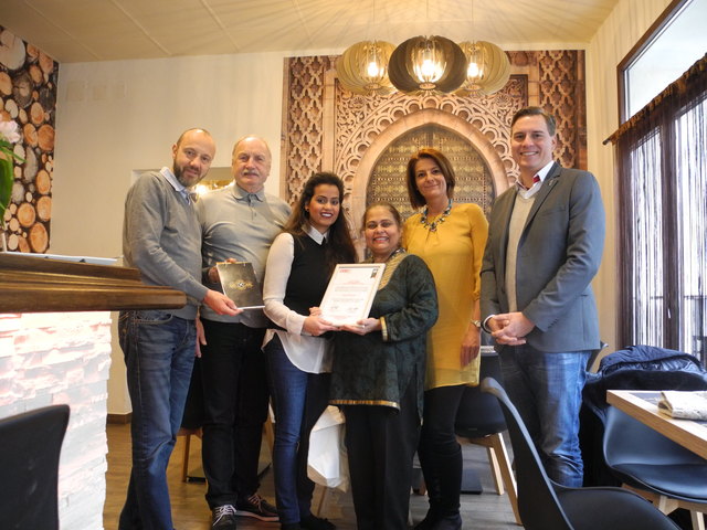 Friedrich Oelschlägel, Obmann Walter Platteter, Familie Sharma, Nikola Askapa und LAbg. Christoph Kaufmann | Foto: Außenstelle Klosterneuburg