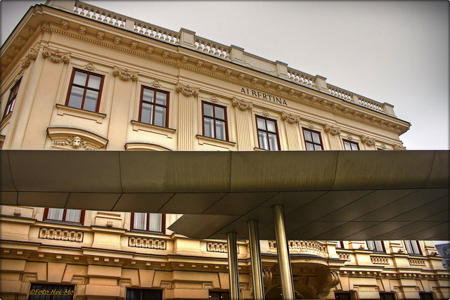 ...wurde die herrliche Blickachse auf die prachtvolle Albertina durch dieses unsägliche 'Sprungbrett'. Kunst hin - Kunst her, das hätte man zweifelsohne auch ansprechender lösen können!