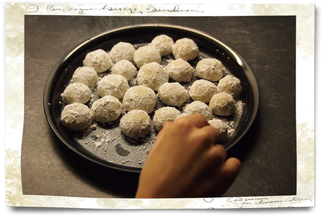 Winterzeit bedeutet für mich: gemeinsam mit der Familie Vanillekugerl backen und diese dann gleich vernaschen