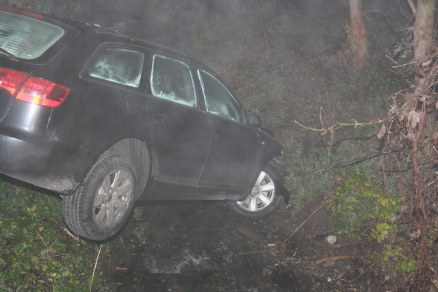 Der Pkw hing zwischen Brücke und gegenüberliegenden Bachufer in Maria Lankowitz | Foto: Hendrik Wolf