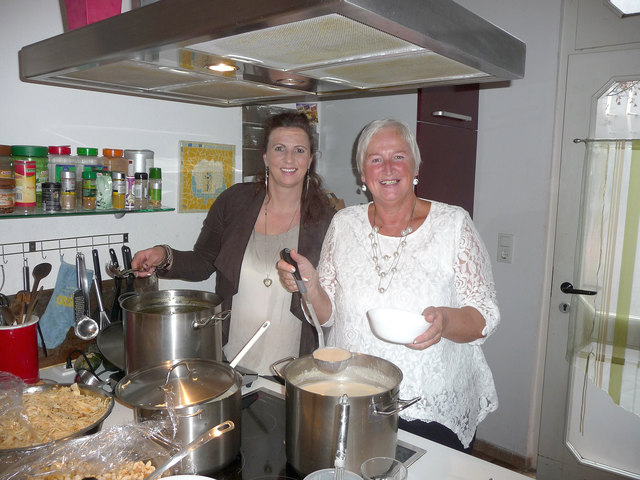 Das Zehn-Jahres-Jubiläum von Wendepunkt wurde mit Suppen und Desserts gefeiert. Im Bild: Gaby Spitzer und Renate Schmidt.