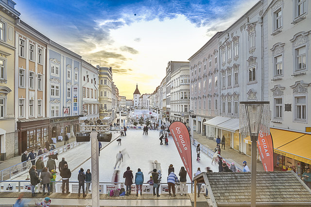 Lust auf Eislaufen unter freiem Himmel? Wir verlosen zwei Saisonkarten für den Welser Eis-Achter von der Wels Marketing & Touristik GmbH. | Foto: Wels Marketing & Touristik GmbH