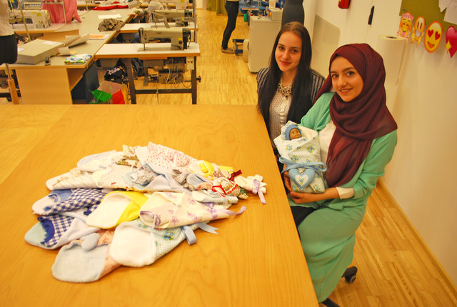 Als WIMO-Maturaprojekt haben sich Arnela Beganovic (l.) und Esma Öztürk ein besonderes Projekt ausgesucht: Steckkissen für Sternenkinder