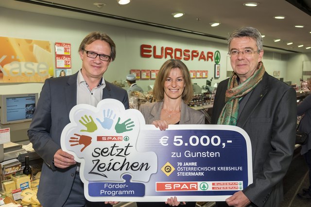 Hr. Mag. Christoph Holzer, Fr. Birgit Jungwirth, Hr. Christian Scherer bei der Scheckübergabe. | Foto: SPAR, Krug