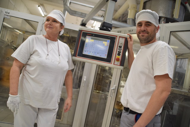 An dieser einzigartigen Maschine wird der Staubzucker automatisch abgefüllt: Anna Handschuh und Andreas Mödritscher, der für die gesamte Produktion verantwortlich zeichnet. | Foto: Zeiler