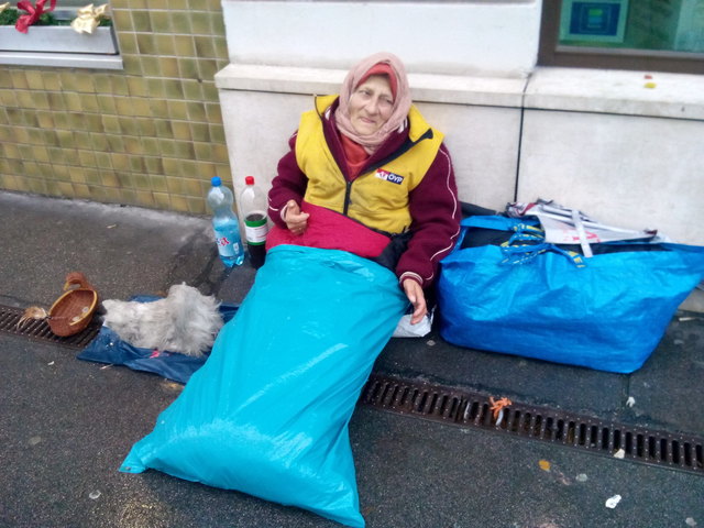 Die Jahre vor der Pension hat sich Vera T. wohl anders vorgestellt in Europa.https://www.youtube.com/watch?v=fuBHfdcSzDQ&feature=youtu.be