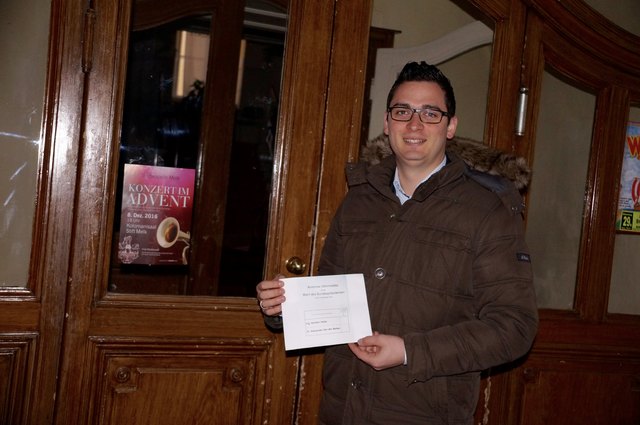 Patrick Strobl mit einem Muster der Wahlkarte.