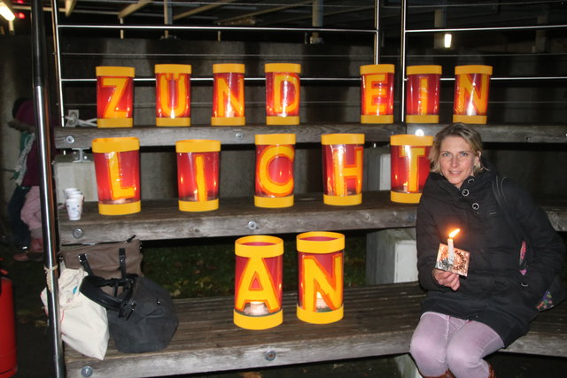 Das Motto des Friedensfestes auf dem Schulhof der Volkshochschule. Rechts: Brigitte Schmidt, Leiterin der Nachmittagsbetreuung.