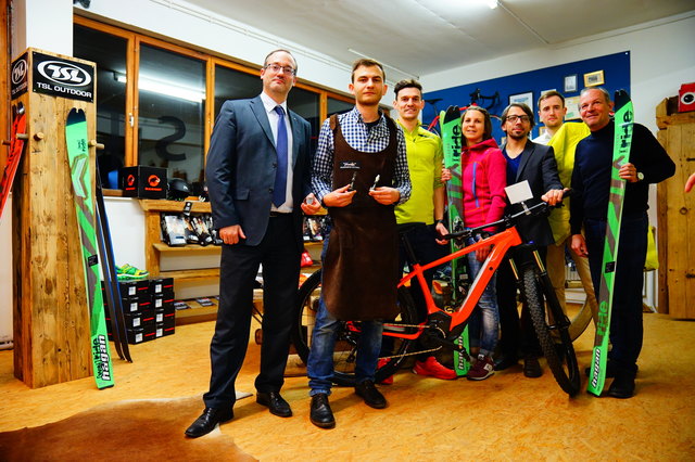 Hans Jürgen Achleitner (Sparkasse OÖ – Filiale Kremsmünster), Christoph Stienitzka (flambos e.U), Benedikt Eglseer (Lok.Sport), Julia Filzmoser (Lok.Sport), Thomas Höfer (JW-Vorsitzender), Martin Schiller (InnoHD und Bezirksvorsitzender-Stv.), Christian Weixlbaumer (Kremstal Insurance; von links)