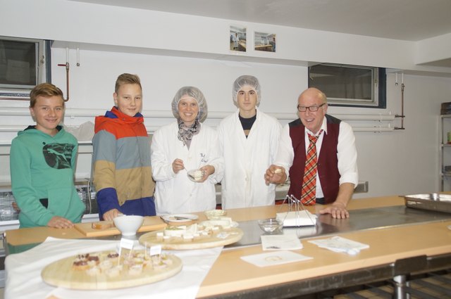 Lukas Nagl, Luca Tringl, Prof. Brigitte Schuster, Valentin Birochs, Direktor Dipl.-HLFL-Ing. Josef Meisl