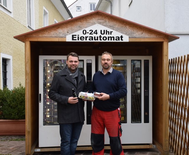 Bürgermeister Lukas Michlmayr mit Automatbetreiber Gerhard Schedlberger in Haag. | Foto: privat