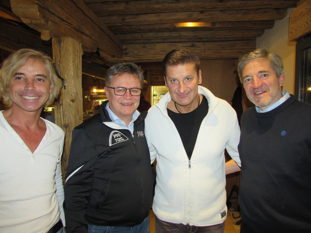 Andreas Steibl, Alfons Parth, Sänger Hartmut Engler, Hannes Wolf nach dem Konzert.