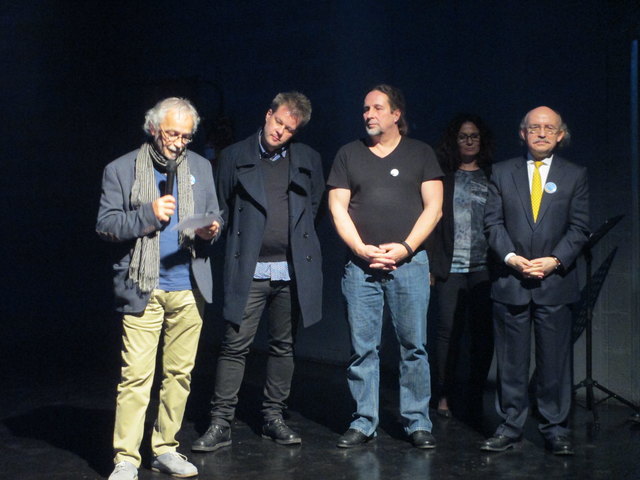 Bei der Vernissage im OHO werden die Künstler Paul Mühlbauer und Egon Griessmann für ihre Kreativität und Zeitgemäßen Werke bewundert.