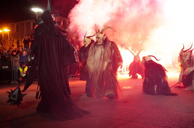 Feuer und Rauch gehört bei der großen Show der Axamer Tuifl in jedem Fall dazu!