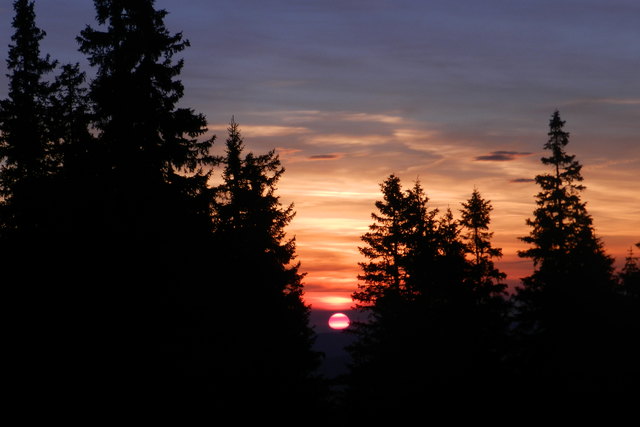 Bald ist es wieder so weit: Am 18. Dezember findet die alljährliche Wanderung zum Sonnenaufgang zur Wintersonnwend auf dem Teufelstein statt.   www.fischbach.co.at, 03170/206-14