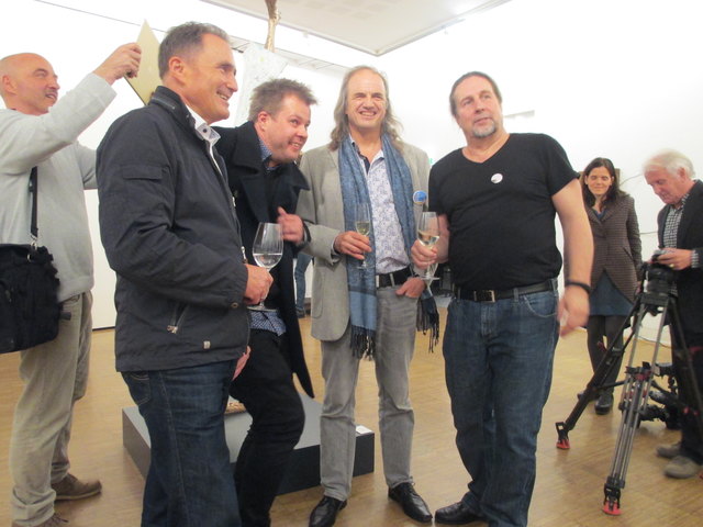 Eine lustige Szene von der Vernissage von "Des Woars"
