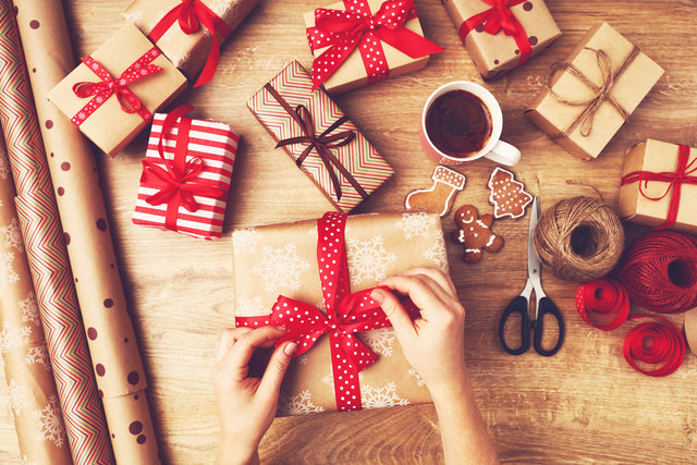 Ganz schon schwierig, für jeden das passende Geschenk zu finden. | Foto: JenkoAtaman - Fotolia.com