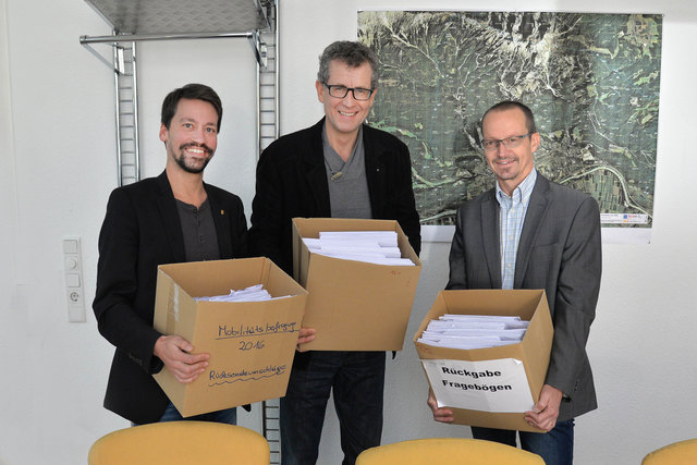 Überreichung der ausgefüllten Fragebögen, v. l.: Vize-Bgm. Christoph Walch, Bauamtsleiter DI Andreas Kluibenschedl und Dr. Helmut Köll. | Foto: MG Telfs/ Dietrich