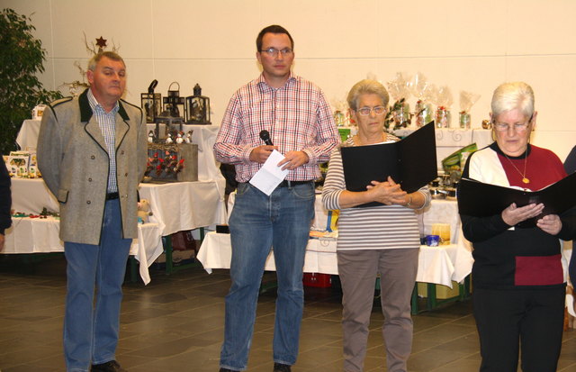 Bgm. Rudolf Schuch (l.) und Obmann Andreas Burghard (2. v. l.) eröffneten den Lafnitzer Adventmarkt. Mehr Bilder unter www.woche.at.