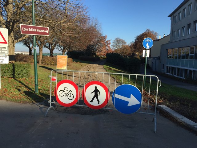 Auch neben dem AMS werden Radfahrer umgeleitet.