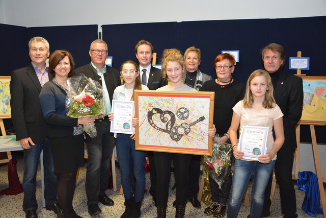 Die Preisträgerinnen Elisa Papst, Nina Gschiel und Sophie Spanner mit Lionsclub-Präsident Wolfgang Luckmann, Lehrerinnen und Gratulanten.